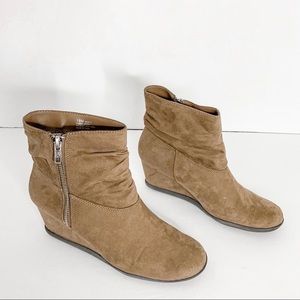 Aerosoles misfit brown faux suede wedge ankle boot size 7.5
